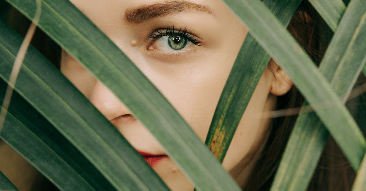 Quick Fix: How to Use Simple Revitalizing Eye Roll-On for a Last-Minute Refresh